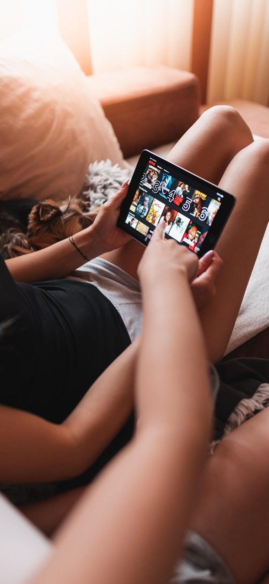 神马影视大全在线观看 App 分区浏览页面，电影、剧集、综艺、动漫分类标签横向排开，米金色高亮选中状态